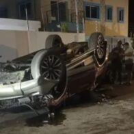 Yipeta se vuelca tras impactar varios vehículos en Santiago