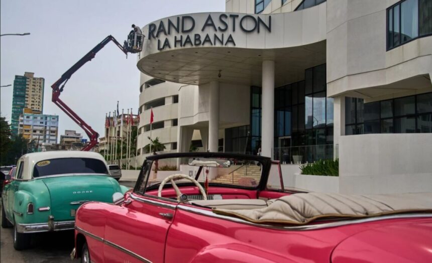 Emblemáticos autos antiguos de La Habana se paralizan por escasez de gasolina