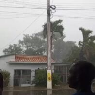 Fuerte ventarrón deja viviendas afectadas, derriba postes del tendido en Loma de Cabrera