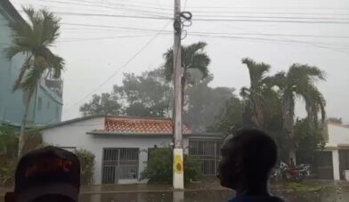 Fuerte ventarrón deja viviendas afectadas, derriba postes del tendido en Loma de Cabrera