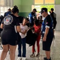 Organización DLEOFL realiza entrega de utilices escolares a niños de Juan Dolio