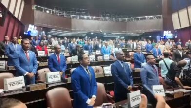 Diputados rinden minuto de silencio por el fallecimiento del merenguero Alex Bueno