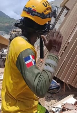 Rescatista con bandera dominicana participa en labores de búsqueda tras terremotos en Venezuela