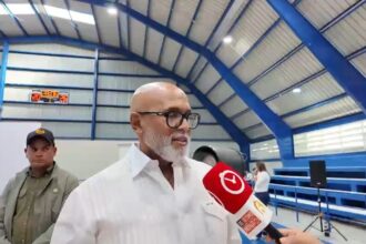 Ángel de la Cruz destaca ejecución de más de 425 obras de Gobierno durante inauguración del Club El Millón Yireh