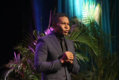Raymond Pozo emociona con “¿Y Ahora Qué?”, una conferencia donde el humor se convierte en un camino hacia la fe - Noticias de hoy en República Dominicana | De Último Minuto