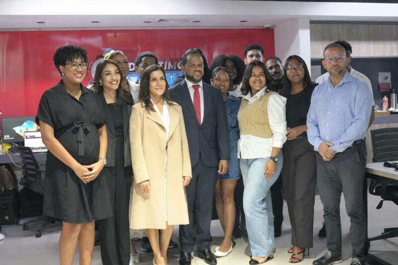 De Último Minuto celebra cinco años de crecimiento, innovación y liderazgo en los medios digitales | 1 | Equipo de la redacción junto a la embajadora de Estados Unidos