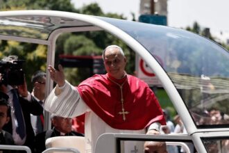 El papa recorre su primer trayecto en papamóvil por las calles de Madrid