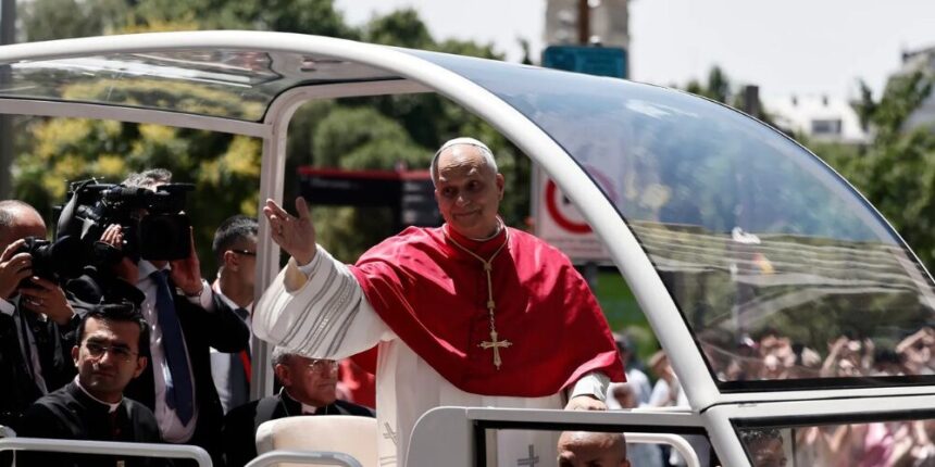 El papa recorre su primer trayecto en papamóvil por las calles de Madrid
