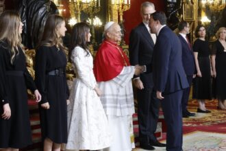La familia real española recibe al papa en el Palacio Real en la ceremonia de bienvenida
