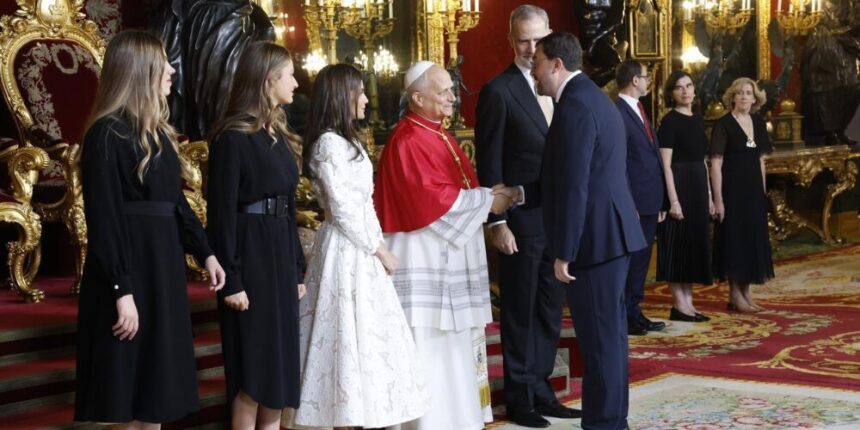 La familia real española recibe al papa en el Palacio Real en la ceremonia de bienvenida