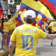 Simpatizantes de Abelardo salen a la calle vestidos con la camiseta de selección Colombia