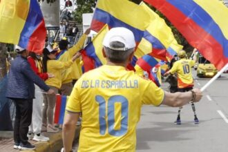 Simpatizantes de Abelardo salen a la calle vestidos con la camiseta de selección Colombia