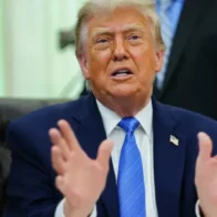 Mientras Trump entra de pleno en la campaña electoral de Colombia, una comisión de la Cámara de Representantes del país suramericano ordenó este miércoles la suspensión temporal de Petro como presidente, al considerar que ha participado indebidamente en la campaña, algo que el mandatario negó durante una intervención en la ONU, en Nueva York este miércoles. De la Espriella, que obtuvo el 44 % de los votos en la primera vuelta, competirá en la segunda vuelta prevista para el próximo 21 de junio, contra Cepeda, quien obtuvo el 41 % de los sufragios.