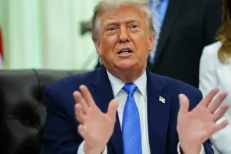 Mientras Trump entra de pleno en la campaña electoral de Colombia, una comisión de la Cámara de Representantes del país suramericano ordenó este miércoles la suspensión temporal de Petro como presidente, al considerar que ha participado indebidamente en la campaña, algo que el mandatario negó durante una intervención en la ONU, en Nueva York este miércoles. De la Espriella, que obtuvo el 44 % de los votos en la primera vuelta, competirá en la segunda vuelta prevista para el próximo 21 de junio, contra Cepeda, quien obtuvo el 41 % de los sufragios.