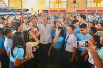 Presidente Abinader dispone que el Mescyt evalúe desde quinto de bachillerato las solicitudes de becas