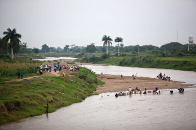 Medio Ambiente alerta por extracción masiva e ilegal de arena en el río Masacre por parte de haitianos - Noticias de hoy en República Dominicana | De Último Minuto