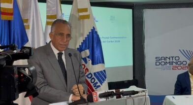 Luis Mejía Oviedo afirma que Santo Domingo 2026 ya quedó “sellado con la historia” tras emisión postal conmemorativa - Noticias de hoy en República Dominicana | De Último Minuto