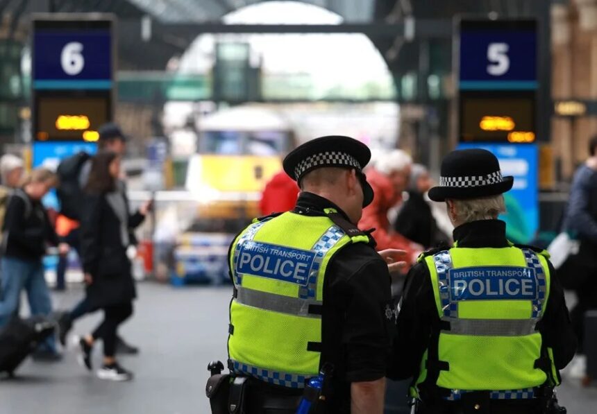 Once policías heridos en las protestas por el asesinato de un joven británico en el sur Inglaterra - Noticias de hoy en República Dominicana | De Último Minuto