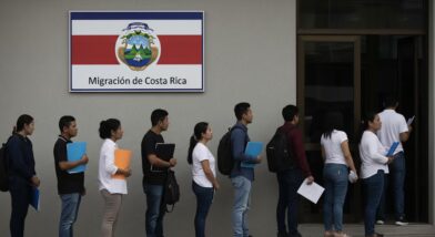 Costa Rica crea programa de residencia y empleo para migrantes de cuatro países