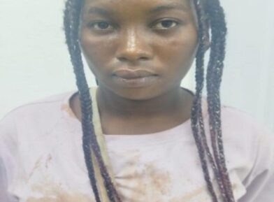 Mujer es arrestada tras muerte de su pareja en Villa Mella; alega que era víctima de violencia