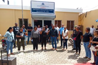 Docentes de San Rafael del Yuma protestan por resultados de evaluación y exigen respuestas
