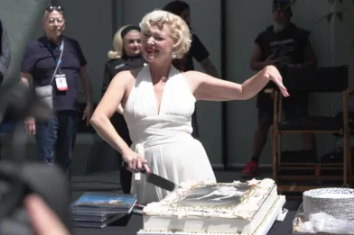 Rosas, un pastel y cine: Hollywood celebra el legado de Marilyn Monroe