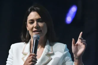 Michelle Bolsonaro renuncia a un cargo de liderazgo tras pelearse con su hijastro Flávio Bolsonaro