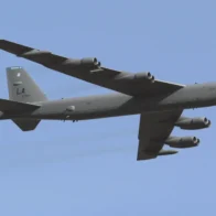 Ocho personas fallecen en un accidente de bombardero B-52 de EE.UU. estrellado en California