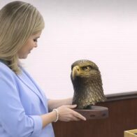 Trump obsequia águila calva a Laura Fernández