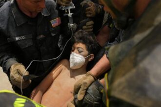 Continúan los intentos de rescatar supervivientes seis días después de sismos en Venezuela