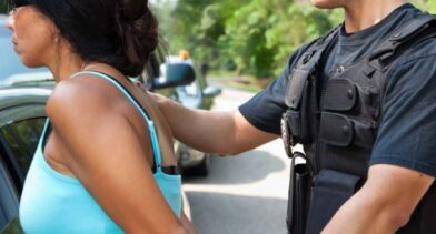 Arrestan a mujer en Puerto Plata acusada de violencia de género y agresión a agentes policiales