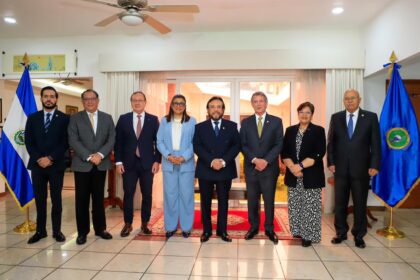 El vicepresidente Félix Ulloa reúne en San Salvador a diplomáticos para impulsar la integración centroamericana