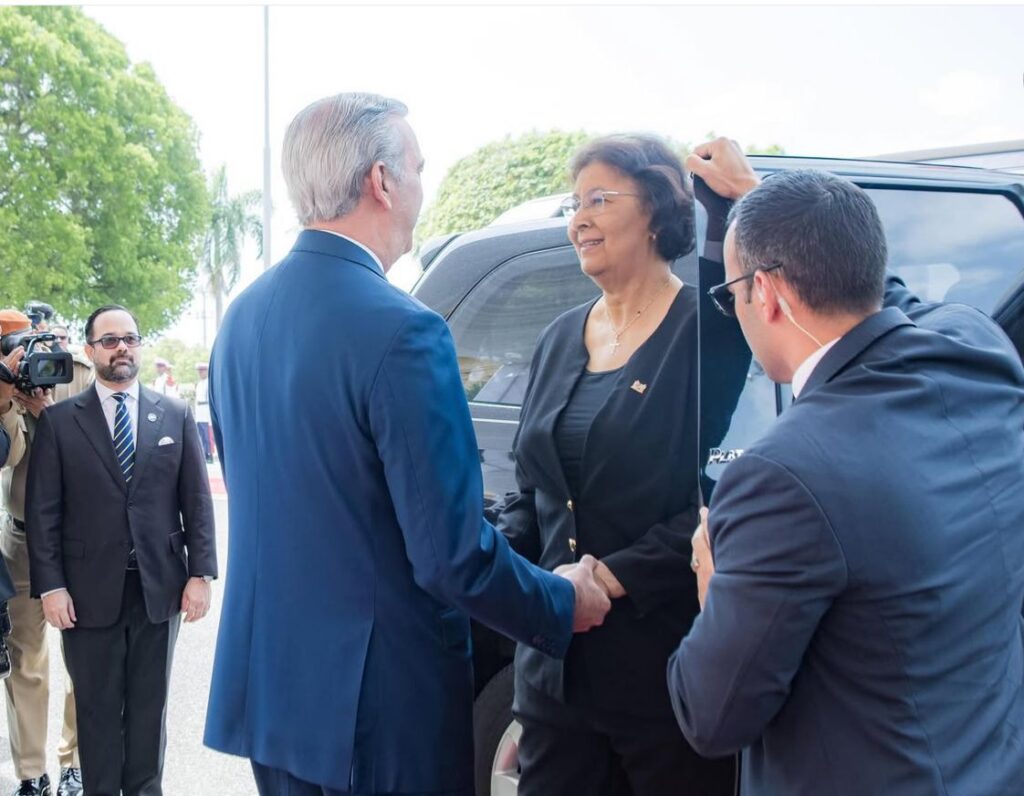 Presidente Abinader recibe a su homóloga de Surinam en visita oficial para fortalecer la cooperación bilateral | 2 | Presidente Abinader recibe a su homóloga de Surinam en visita oficial para fortalecer la cooperación bilateral - Noticias de hoy en República Dominicana | De Último Minuto