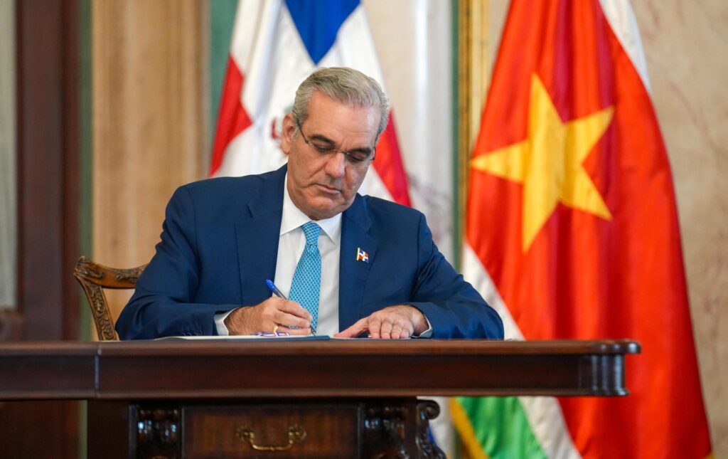 RD y Surinam firman acuerdos estratégicos; dominicanos podrán viajar sin visa a Surinam en ciertos casos - Noticias de hoy en República Dominicana | De Último Minuto
