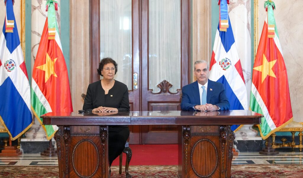 RD y Surinam firman acuerdos estratégicos; dominicanos podrán viajar sin visa a Surinam en ciertos casos - Noticias de hoy en República Dominicana | De Último Minuto