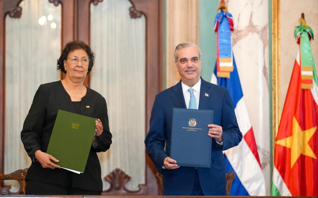 RD y Surinam firman acuerdos estratégicos; dominicanos podrán viajar sin visa a Surinam en ciertos casos - Noticias de hoy en República Dominicana | De Último Minuto