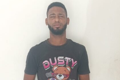 Policía apresa hombre acusado de robo en Laguna Salada