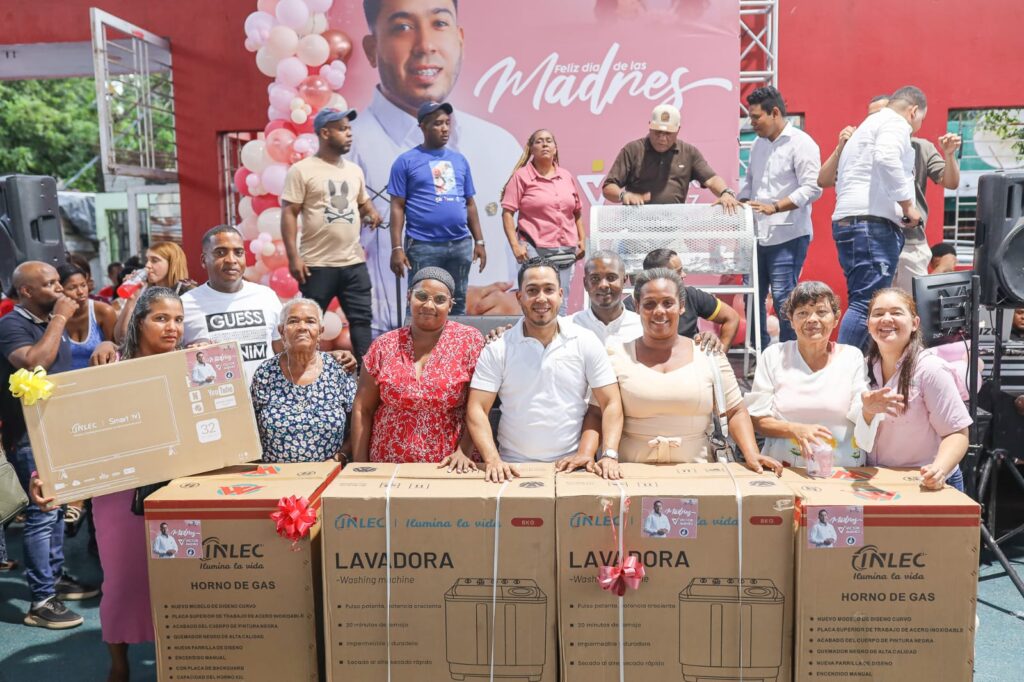 Entre mariachis y regalos, regidor Víctor Jiménez homenaje a las madres de Los Alcarrizos | 3 | Entre mariachis y regalos, regidor Víctor Jiménez homenaje a las madres de Los Alcarrizos - Noticias de hoy en República Dominicana | De Último Minuto