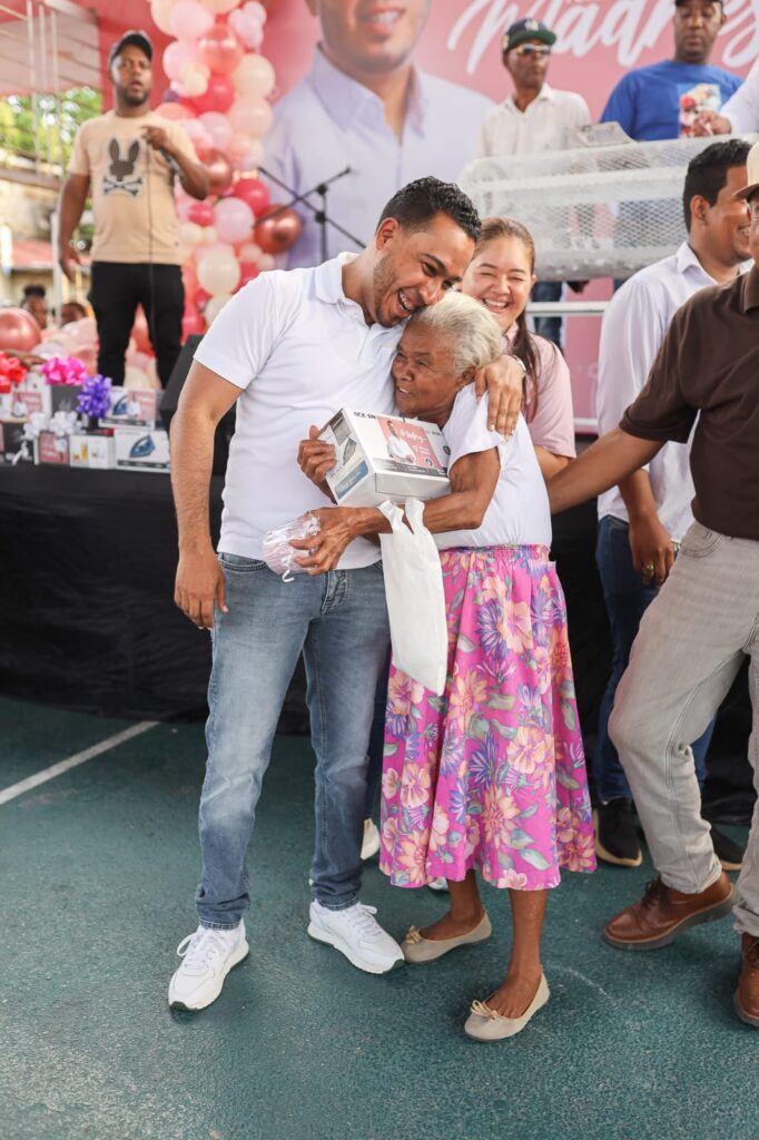 Entre mariachis y regalos, regidor Víctor Jiménez homenaje a las madres de Los Alcarrizos | 2 | Entre mariachis y regalos, regidor Víctor Jiménez homenaje a las madres de Los Alcarrizos - Noticias de hoy en República Dominicana | De Último Minuto