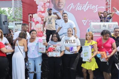 Entre mariachis y regalos, regidor Víctor Jiménez homenaje a las madres de Los Alcarrizos