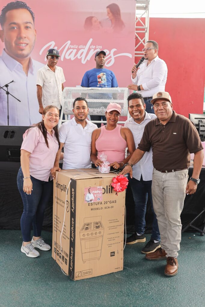 Entre mariachis y regalos, regidor Víctor Jiménez homenaje a las madres de Los Alcarrizos | 1 | Entre mariachis y regalos, regidor Víctor Jiménez homenaje a las madres de Los Alcarrizos - Noticias de hoy en República Dominicana | De Último Minuto