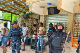 Policía interviene centros de diversión por ruido excesivo y violación de horario en Río Salado