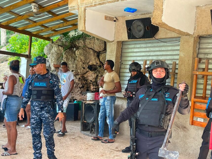 Policía interviene centros de diversión por ruido excesivo y violación de horario en Río Salado