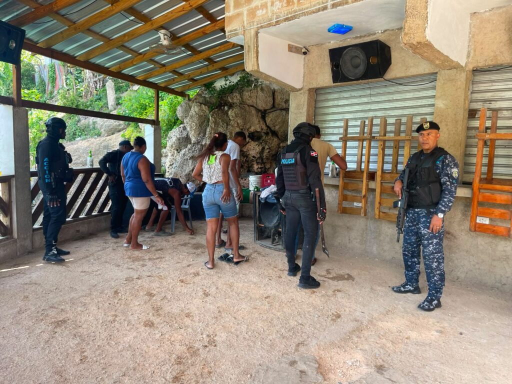 Policía interviene centros de diversión por ruido excesivo y violación de horario en Río Salado - Noticias de hoy en República Dominicana | De Último Minuto