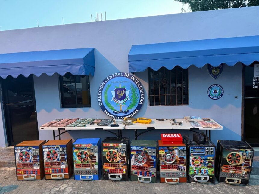 DINTEL ocupa armas, presunta cocaína, tragamonedas y dinero en efectivo durante operativos en Santo Domingo Norte