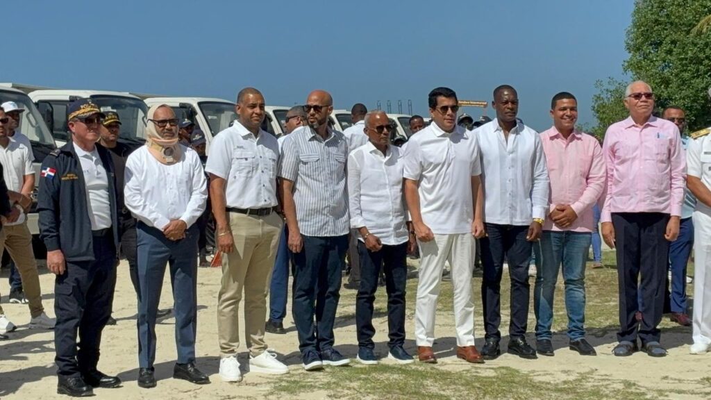 David Collado entrega 30 camiones, seis tractores y barredoras para combatir el sargazo - Noticias de hoy en República Dominicana | De Último Minuto