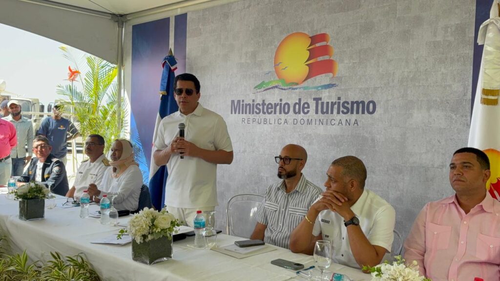 David Collado entrega 30 camiones, seis tractores y barredoras para combatir el sargazo - Noticias de hoy en República Dominicana | De Último Minuto