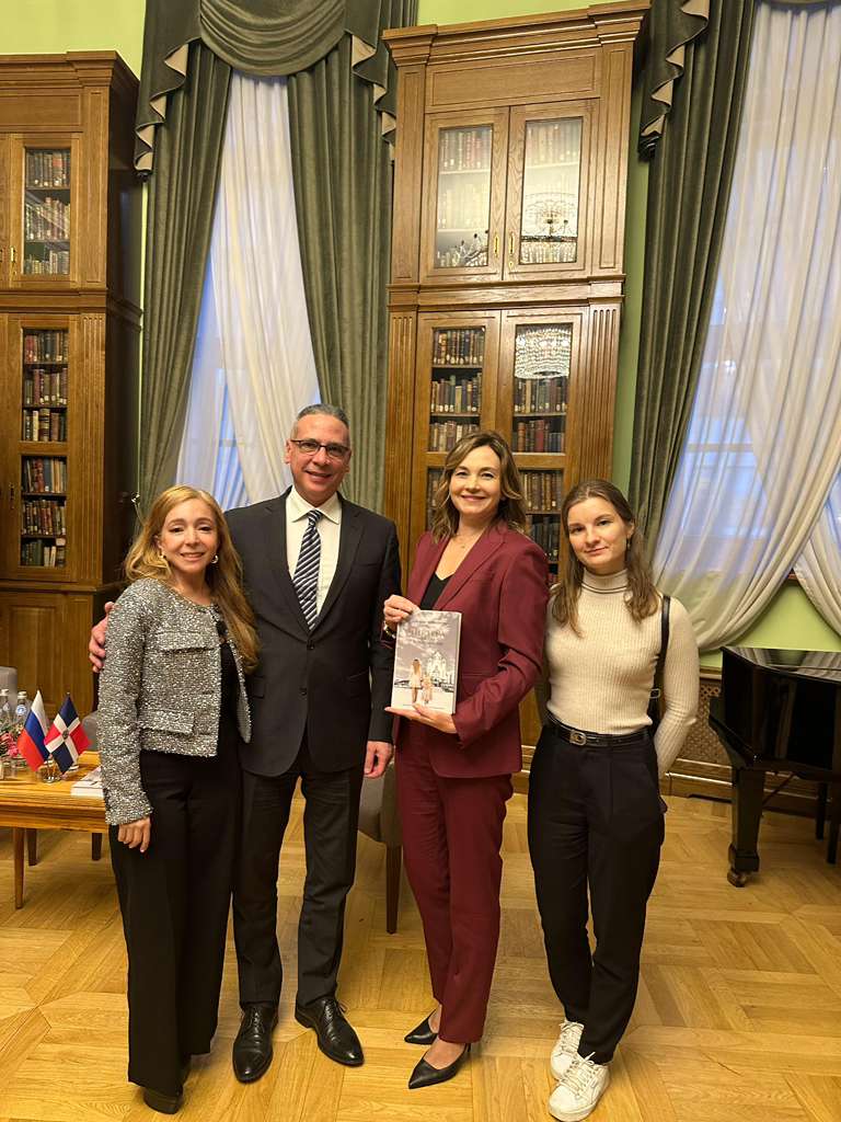 Escritora dominicana Arelis Domínguez continúa poniendo en alto el nombre de la República Dominicana en escenarios internacionales - Noticias de hoy en República Dominicana | De Último Minuto