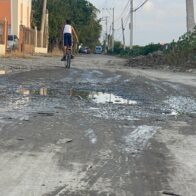Comunitarios marchan en Santiago para exigir arreglo de calles; denuncian seis meses de trabajos sin avances