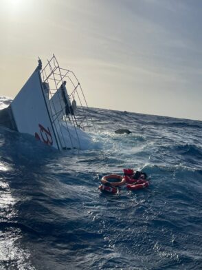Armada Dominicana rescata a dos personas tras naufragio de la embarcación proveniente de Islas Turcas y Caicos